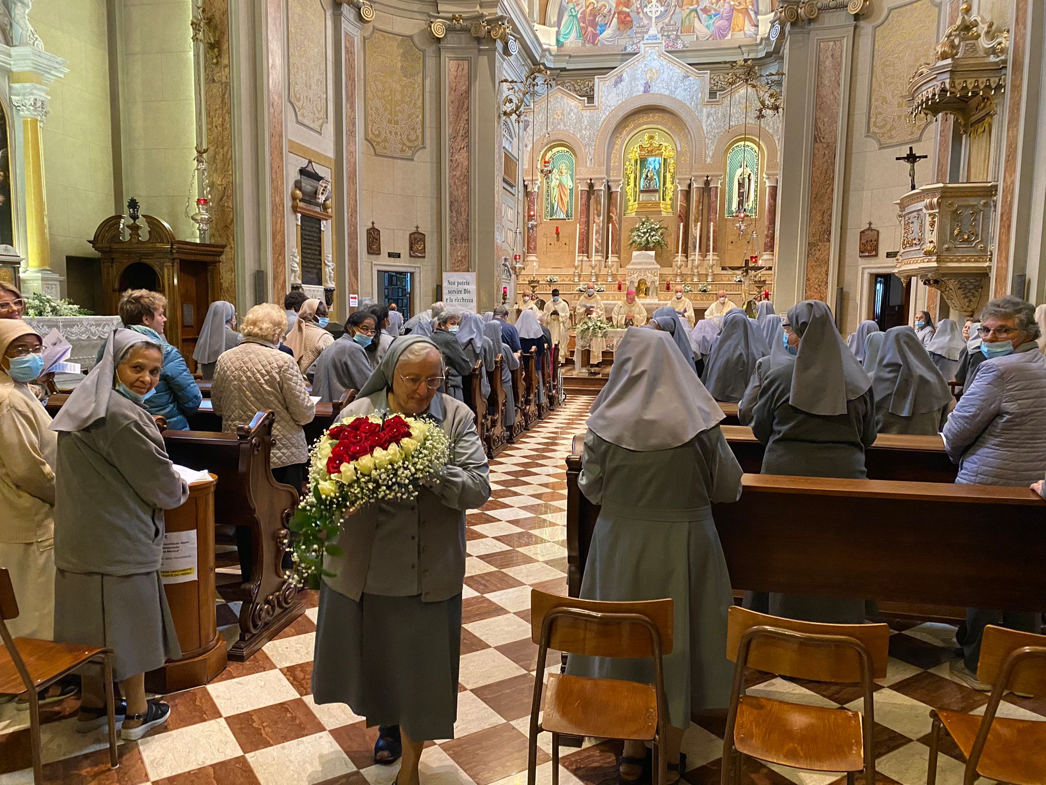 Immagine per Le suore di Cormons in festa, fiori per gli 80 anni di fede a madre Rosita